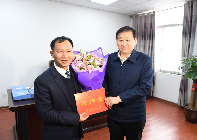 配图1：王小东书记向（右）向胡湛波教授（左）致以新春问候.jpg