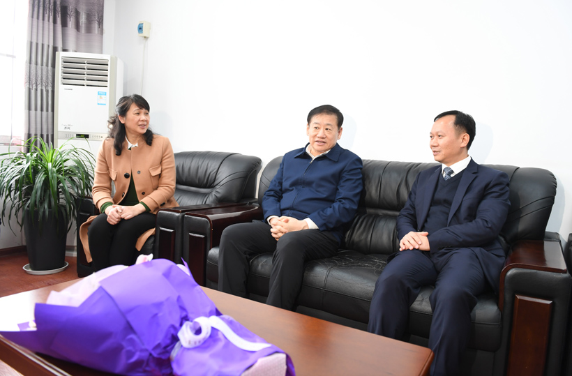 配图2：王小东书记听取科技成果汇报.jpg