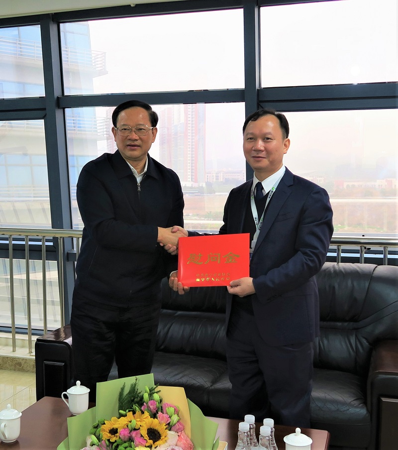 2021年2月1日，南宁市人大常委会党组书记、主任冯学军（左）亲切慰问胡湛波教授.jpg